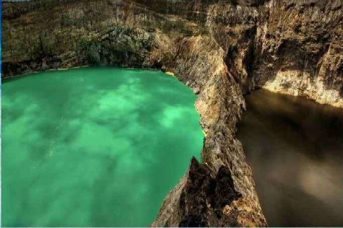 What coloured Kelimutu lakes predict for people in Indonesia, and what is the secret of their water