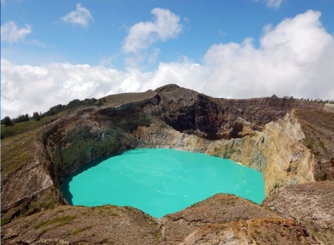 What coloured Kelimutu lakes predict for people in Indonesia, and what is the secret of their water