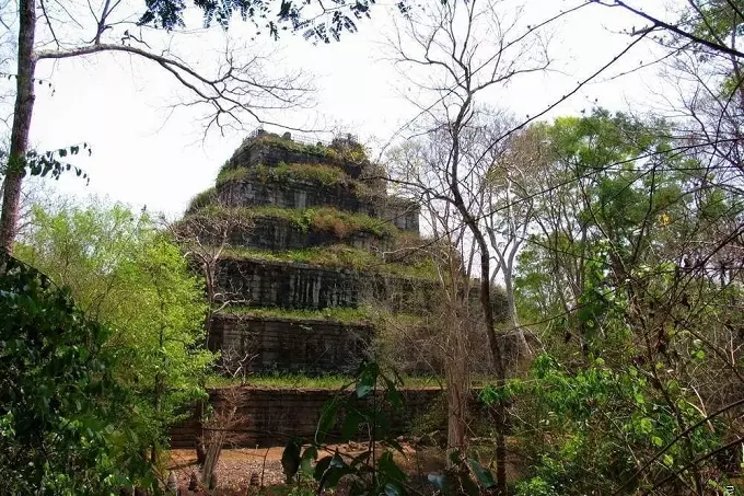 Prasat Thom has 7 steps and is 32 meters high with a base length of 55 meters