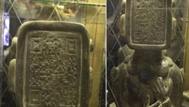 Qr-code on the face of an ancient Mayan statue