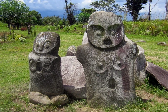 The megaliths statues have a phallic shape, stylized features, and indistinct hands