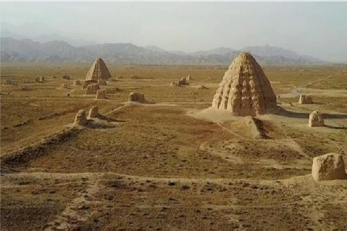 What secrets are held by the ruins of the ancient Mongol kingdom of Khara-Khoto, regarded as the gateway to the dead?