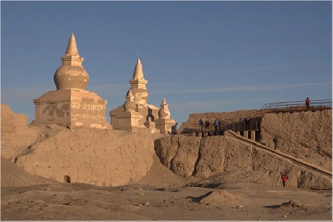 What secrets are held by the ruins of the ancient Mongol kingdom of Khara-Khoto, regarded as the gateway to the dead?