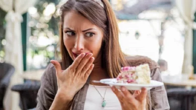 Deipnophobia: why am I scared to eat in front of others?