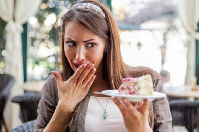Deipnophobia: why am I scared to eat in front of others?
