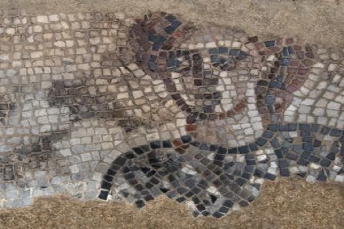What secrets of two biblical heroines were told by ancient mosaics found in the synagogue