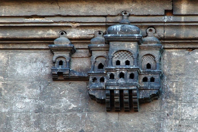 Why were palaces built in the Ottoman Empire not only for sultans but also for birds