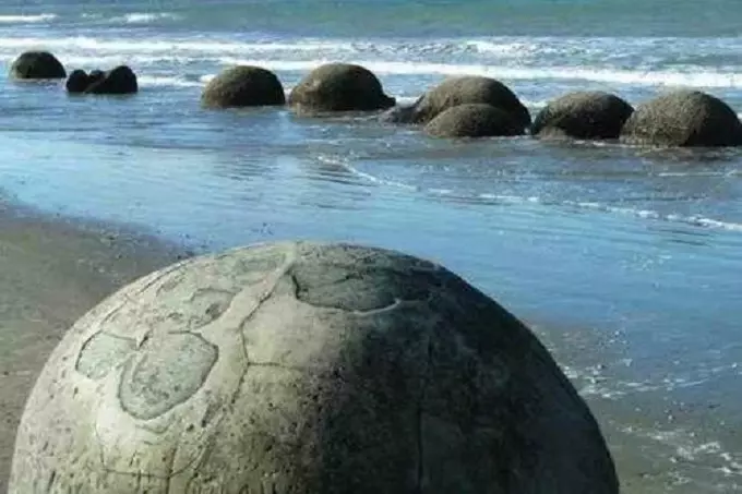 Moeraki boulders