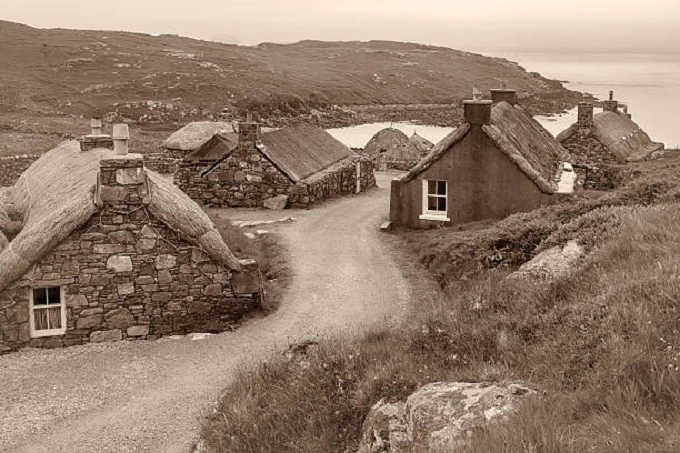 Gearrannan: black houses Scotland