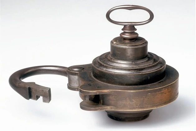 Brahma's "call lock" and key with open bolt.