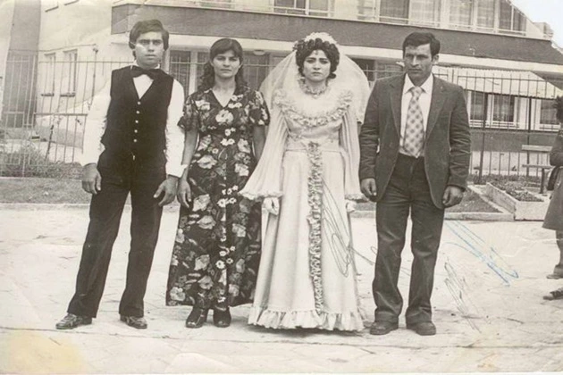 The tradition of the Roma is marriages within the same community.