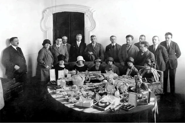 The Romanov treasures, discovered in the Armory Chamber in March 1922, are shown to foreign buyers. Gokhran. August 1922.