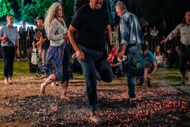 The speed of movement over the coals is of great importance.
