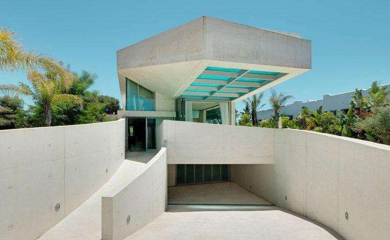 You’ve never seen this: Spanish villa with pool that floats above terrace