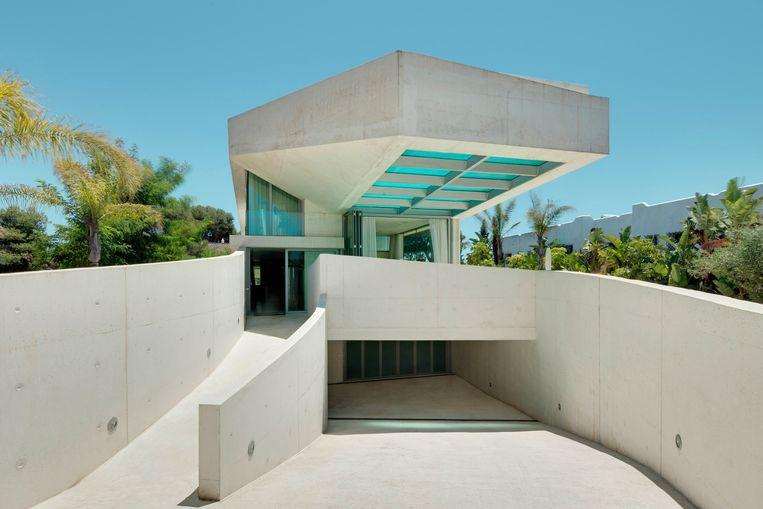 You’ve never seen this: Spanish villa with pool that floats above terrace